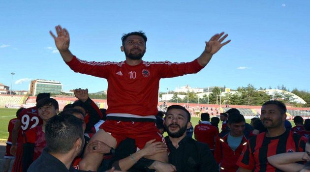 Yine sahneye çıktı