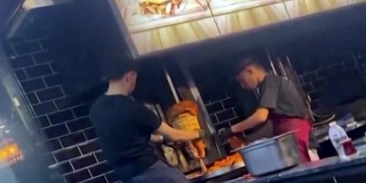 Pişmiş dönerin üzerine çiğ tavuk eklediler!