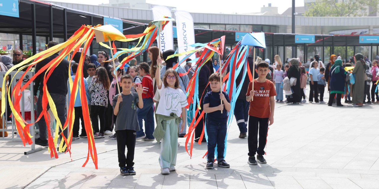 Rengârenk hayaller gökyüzü ile buluştu
