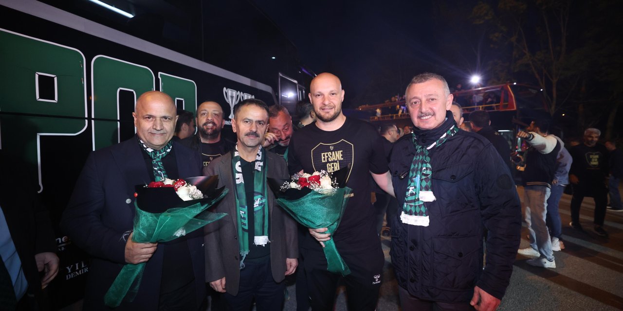Şampiyon Kocaelispor'u protokol ve taraftar karşıladı