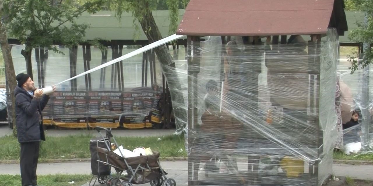 Bankların ve ağaçların etrafını streç ile kapladılar