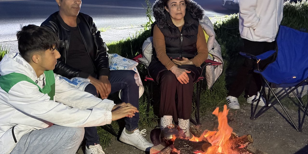 Deprem sonrası vatandaşlar karavanda geceliyor