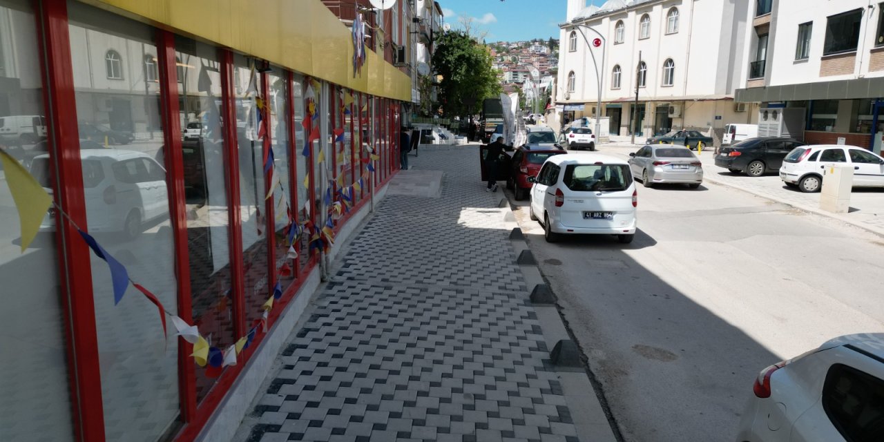 Şehit Kazım Caddesinde kaldırımları yeniledi