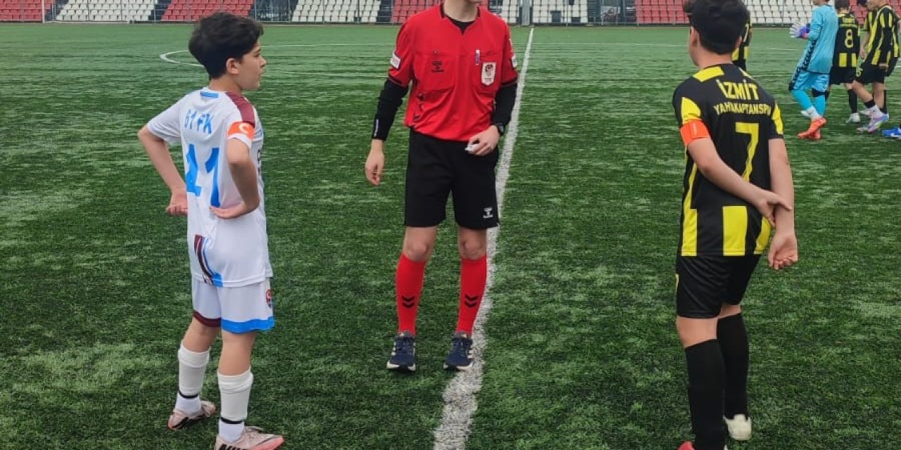 Hakem futbolcunun kramponlarını bağladı