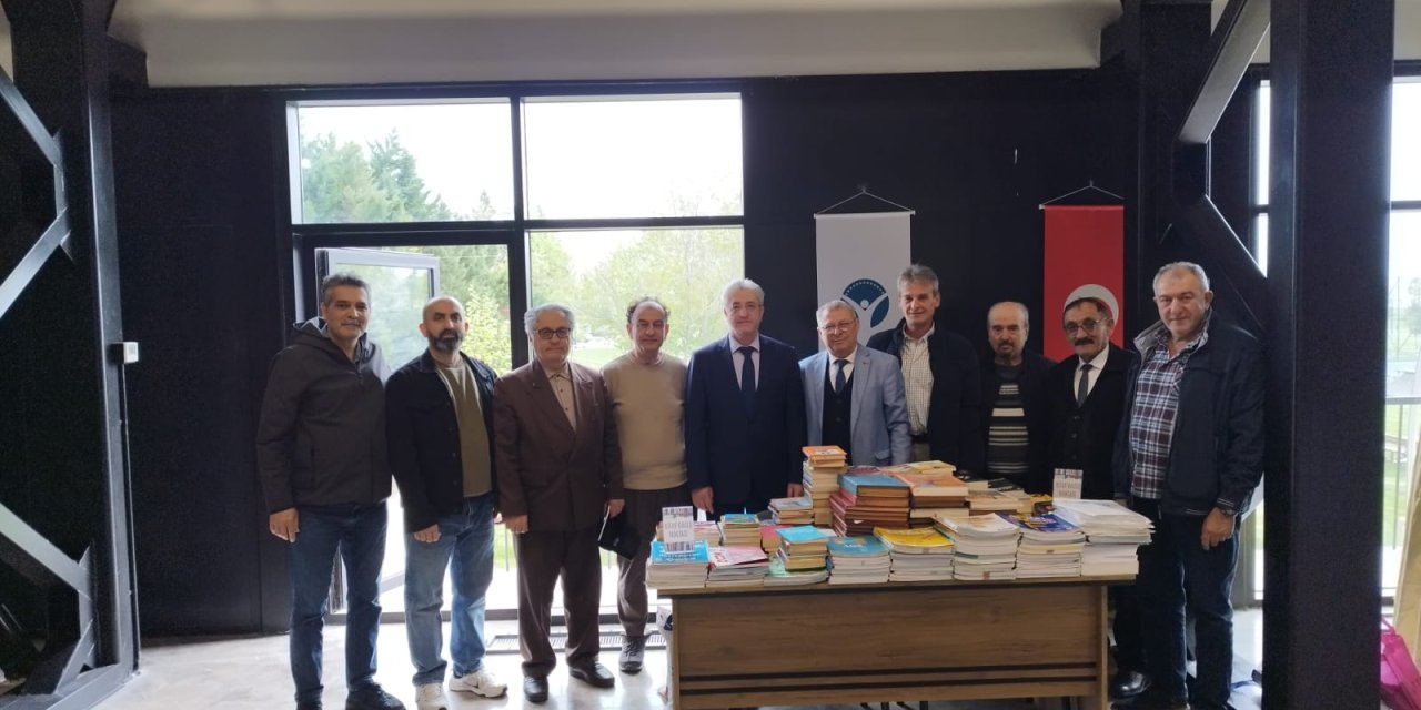 Kocaeli Kent Konseyi Emekli  Meclisi’nden Kitap Bağışı