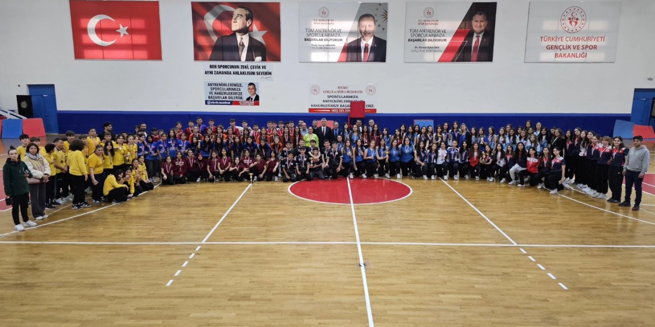 GÖLCÜK'TE OKULLAR ARASI TURNUVA    Dereceye girenler ödüllendirildi