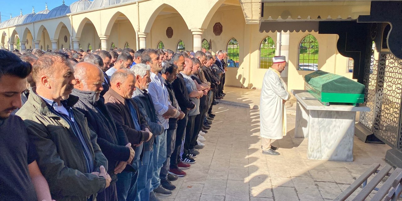 Öldürülen genç toprağa verildi