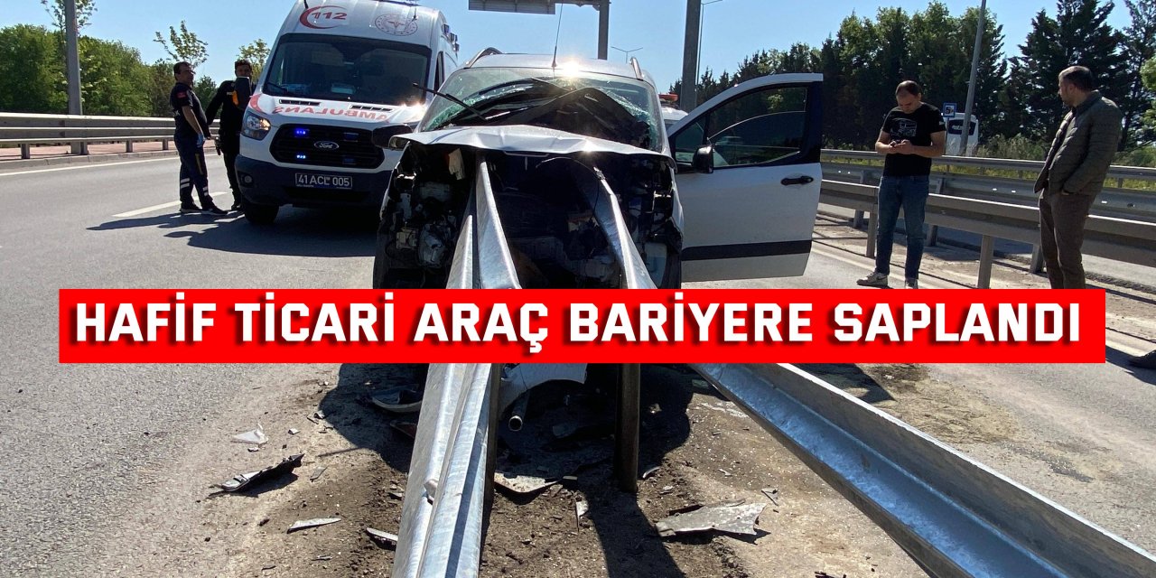 Hafif ticari araç bariyere saplandı