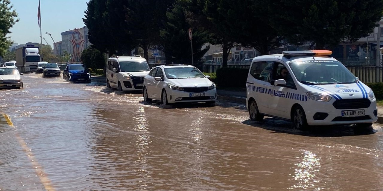 Sokaklar ve caddeler dereye döndü
