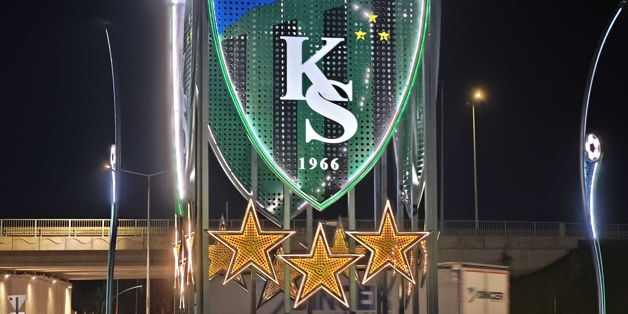 Stat kavşağını Kocaelispor’un arması aydınlatıyor