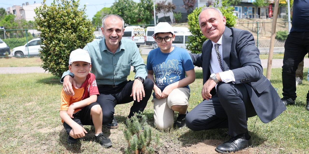 Çiftçi, minik öğrencilerle birlikte fidan dikti