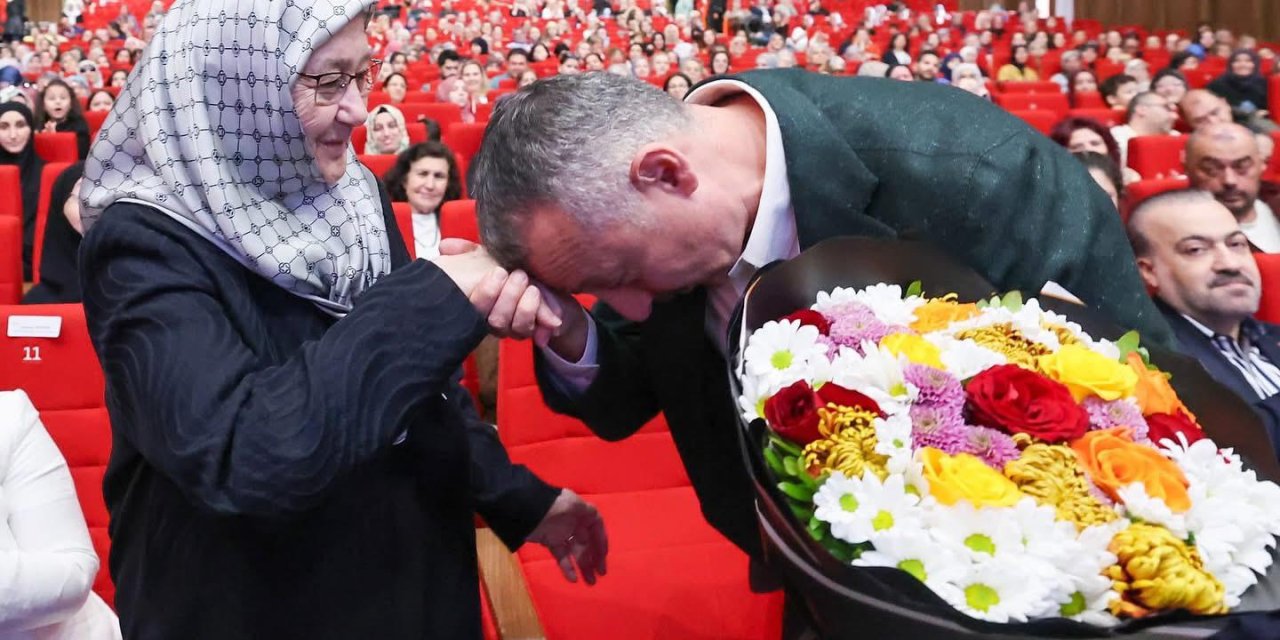 Büyükakın'dan annesine çiçekli kutlama