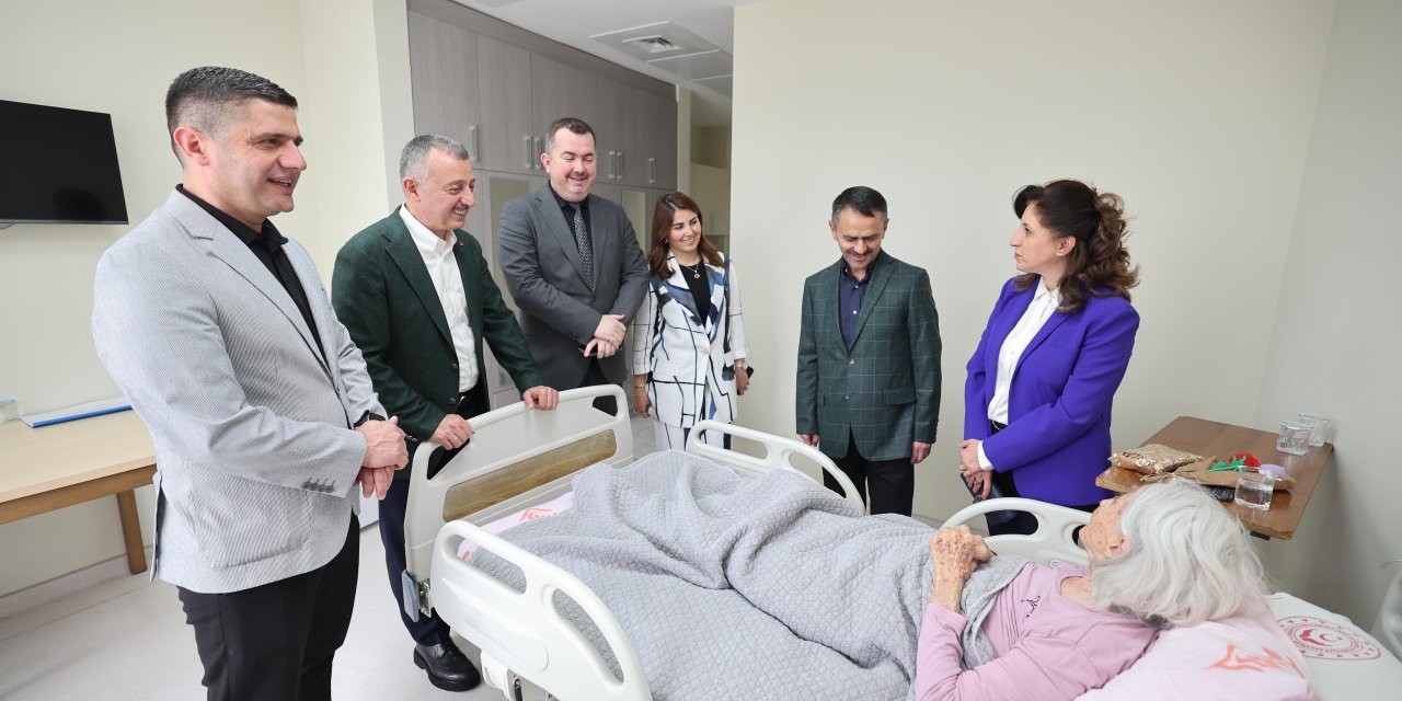 Büyükakın, Anneler Günü’nde  şehit ailesi ve huzurevine gitti