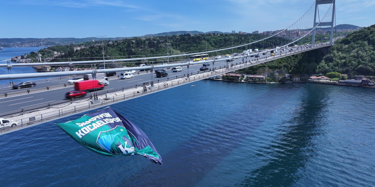 Kocaelispor'un bayrağı İstanbul Boğazı'nda dalgalandı