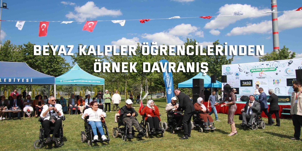 Beyaz Kalpler öğrencilerinden örnek davranış