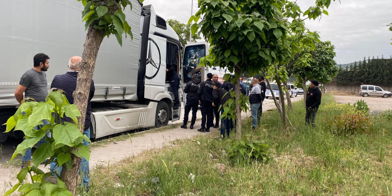 Tır sürücüsü araçta asılı halde ölü bulundu