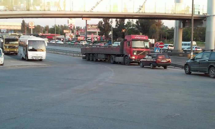 Üstgeçit altında büyük tehlike!