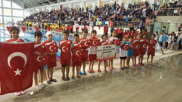 Yüzücüler alkış aldı