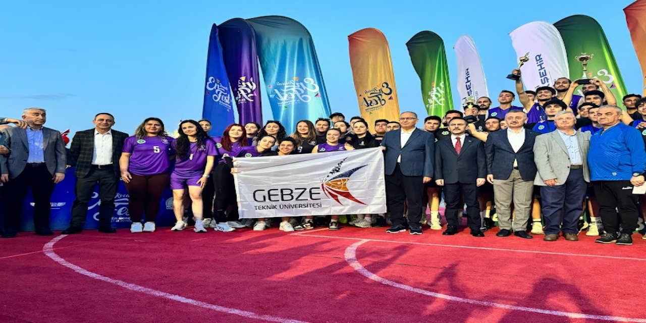 GTÜ Voleybol Takımları En Genç  Fest’ten Kupalarla Döndü