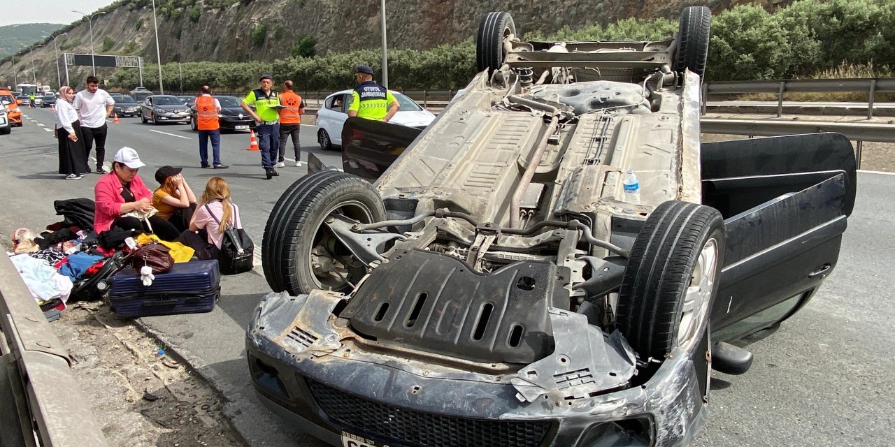 Beton bariyere çarparak takla atan araç ters döndü: 3 yaralı