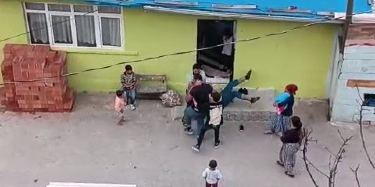 İki grubun kavgasında  tuğlalar havada uçuştu
