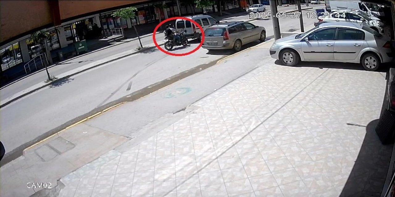 Araca çarpan motosiklet  takla attı, 1 kişi yaralandı
