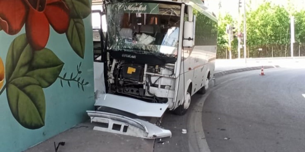 Servis aracı köprü ayağına çarptı!