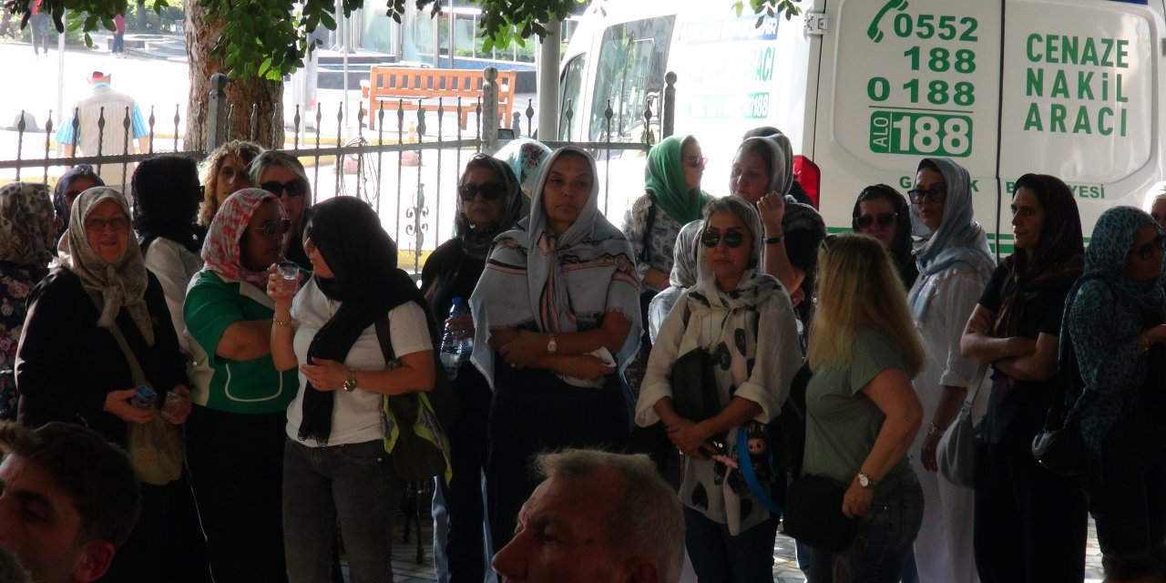Demet Akalın kuzenini son yolculuğuna uğurladı