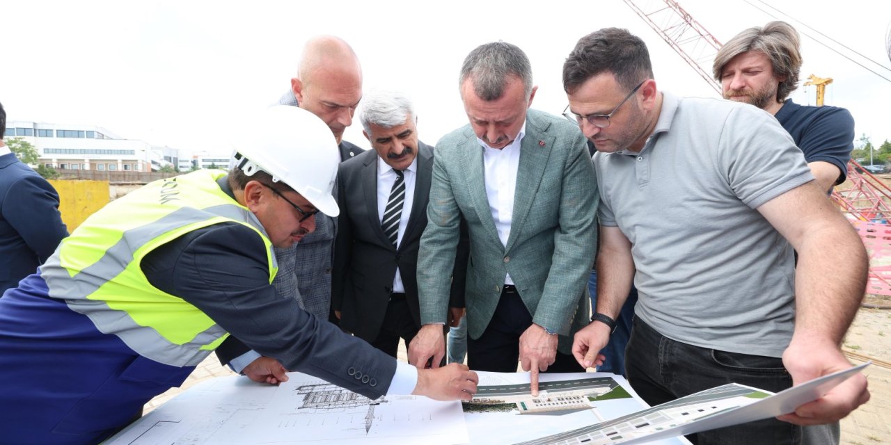Büyükakın, KOÜ Camii ve  Otopark inşaatını inceledi