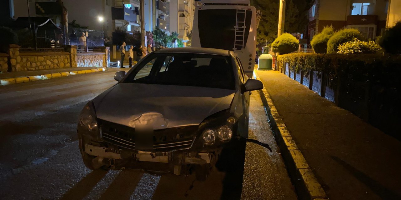 Otomobil kazasında  yolcuları vatandaşlar kurtardı
