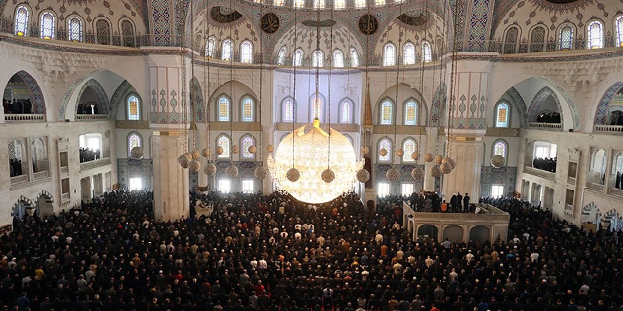 Diyanet'ten 2025 Kurban Bayramı Hutbesi: 'Allah'ın İhsan ve İkramı' ile Bayramın Ruhunu Yeniden Keşfedin!