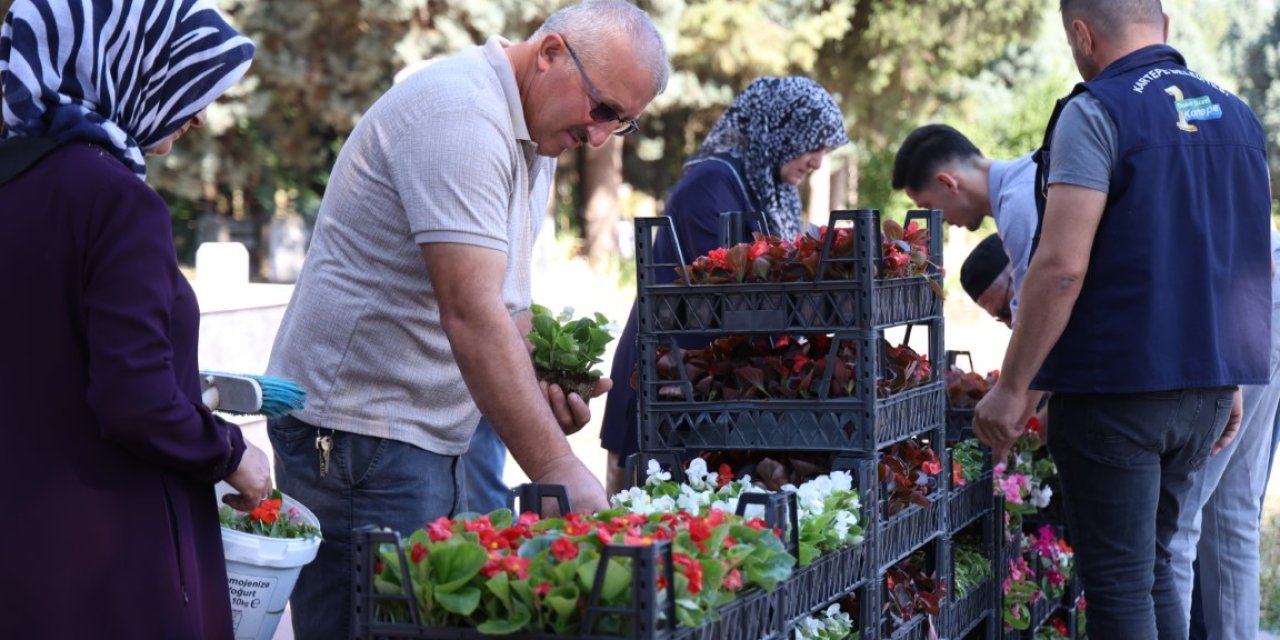 Kartepe Belediyesi’nden Mezarlıklarda Çiçek Dağıtımı