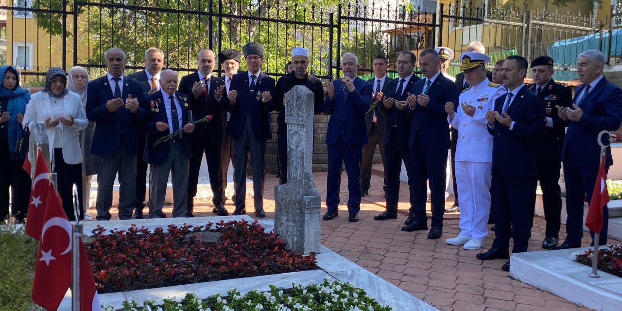 Şehitliklerde hüzünlü bayram
