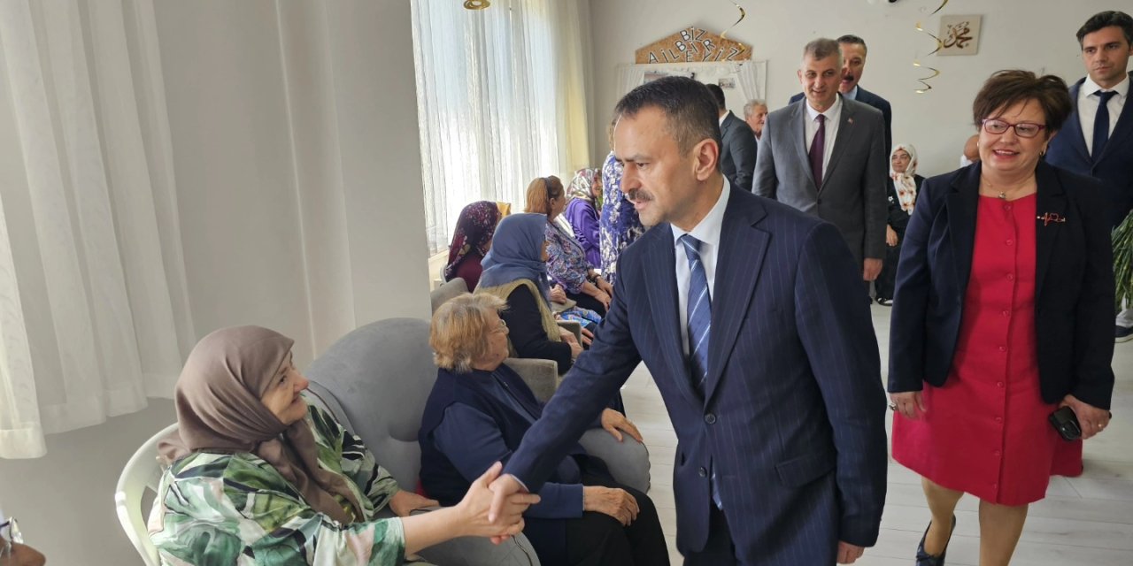 Vali Aktaş huzurevi sakinlerini ziyaret etti