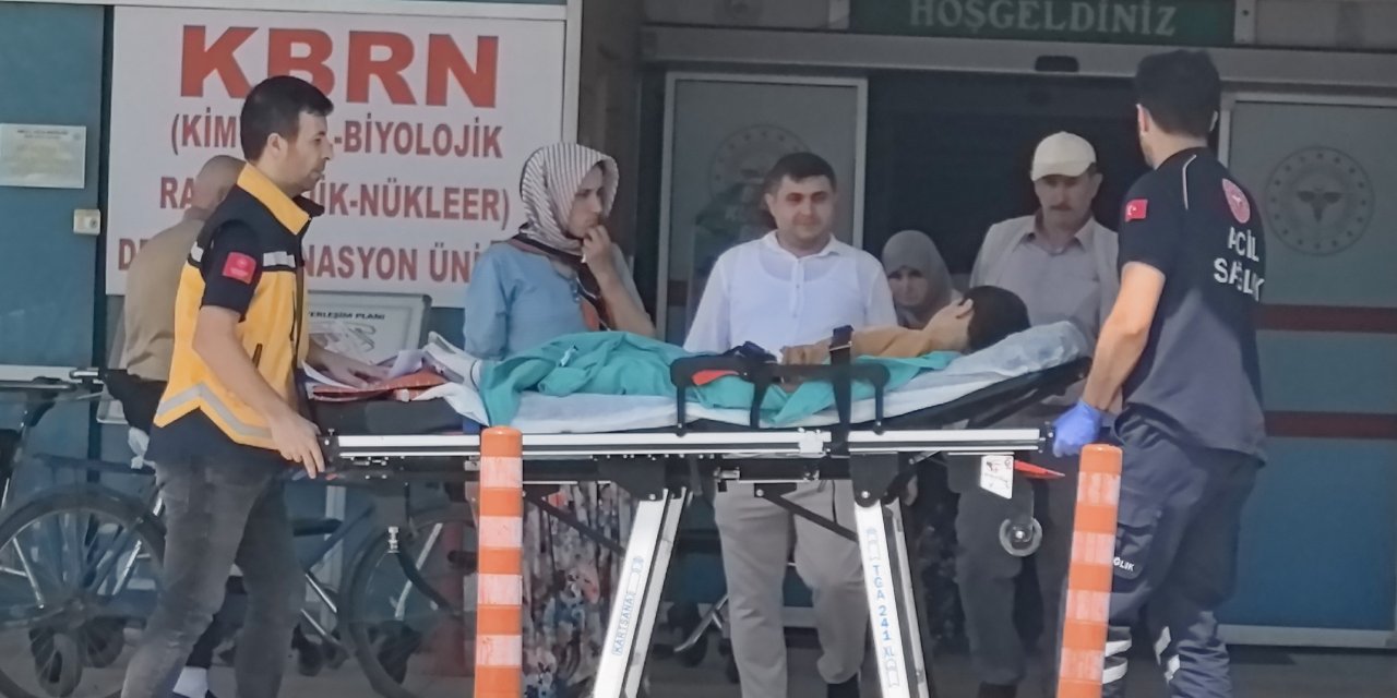 Bıçağın üzerine düşen çocuk ağır yaralandı