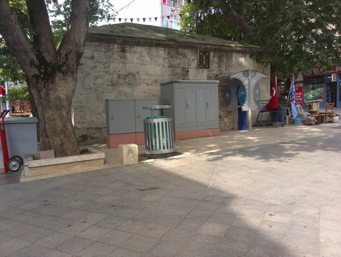 Tarihi çeşmeye saygısızlık!