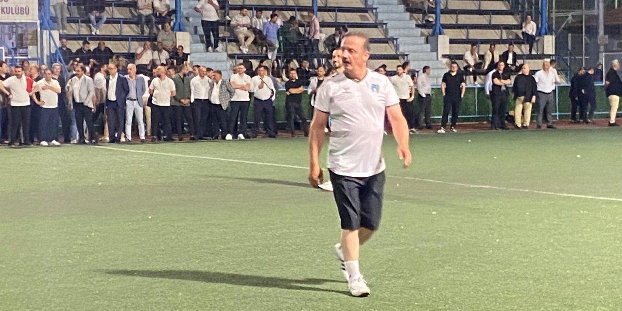 Ağıralioğlu, halı sahada maç yaptı