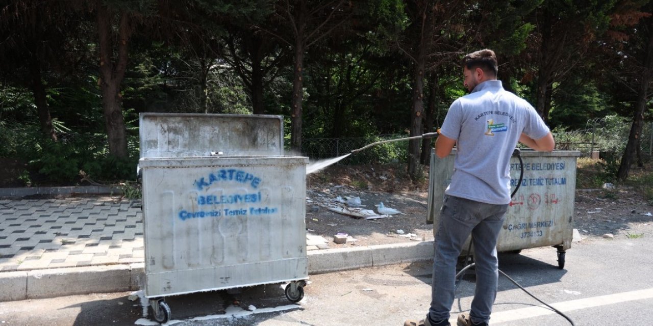 Çöp konteynerleri yıkanıyor