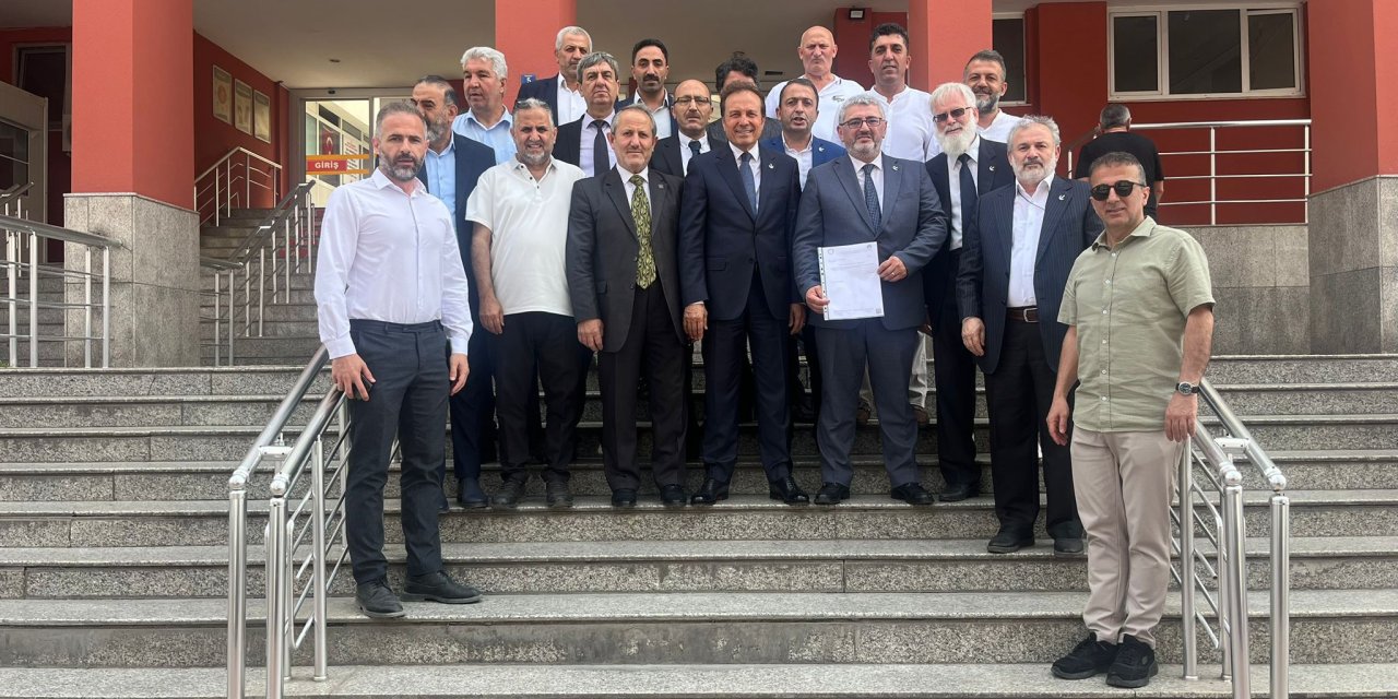 Ahmet Emre Aydın mazbatasını aldı