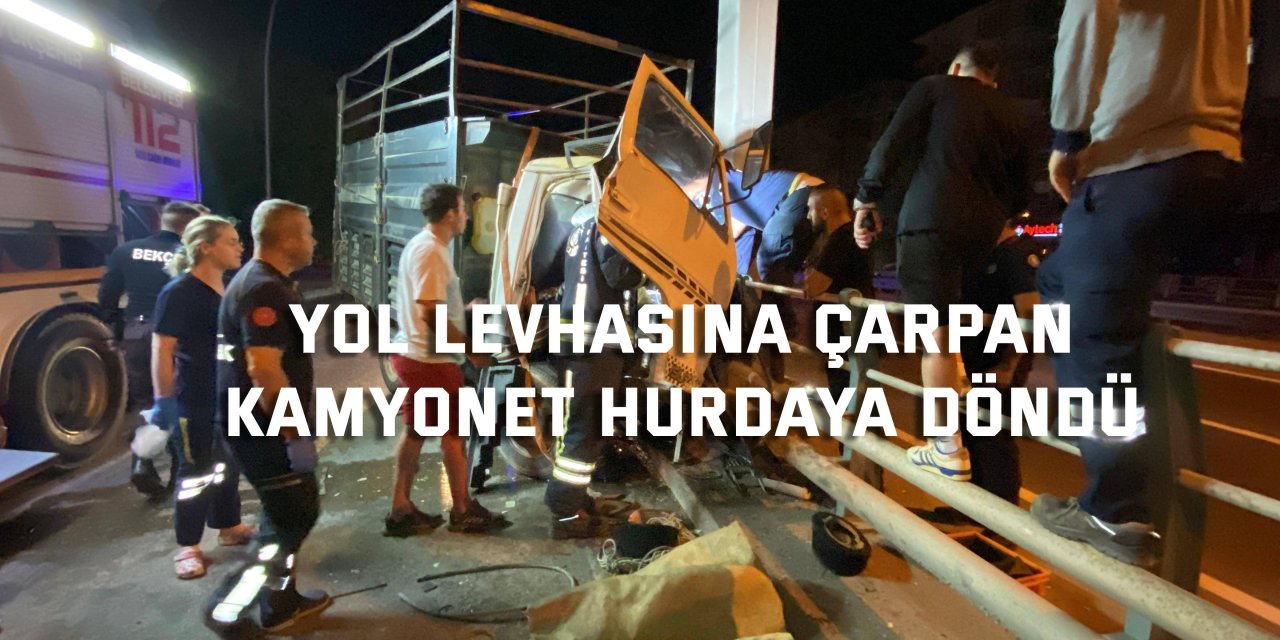 Yol Levhasına Çarpan Kamyonet Hurdaya Döndü