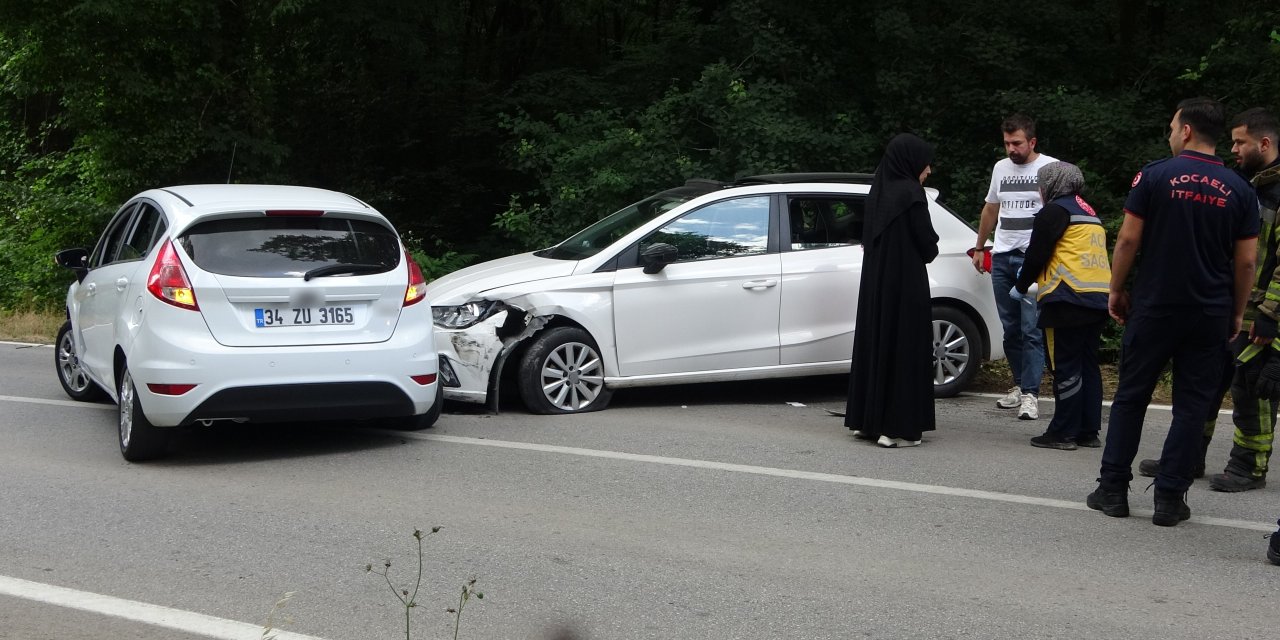 2 otomobil çarpıştı: 1'i çocuk 6 yaralı