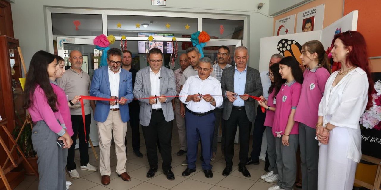 Başkan Gökçe yıl sonu sergisine katıldı