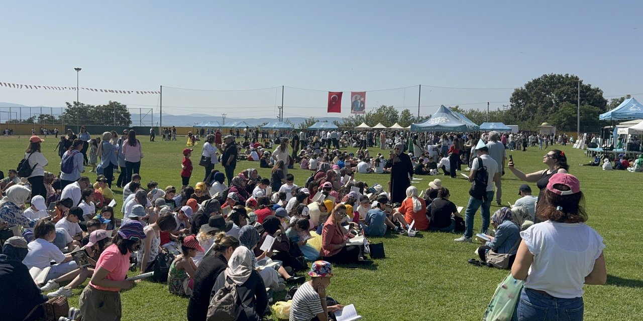 Darıca'da yüzlerce kişi  aynı anda kitap okudu