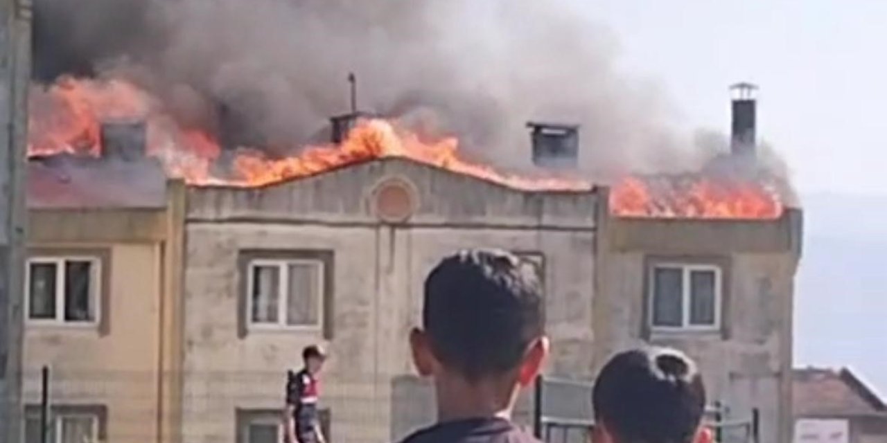 Tamiratı yapılan çatı yandı