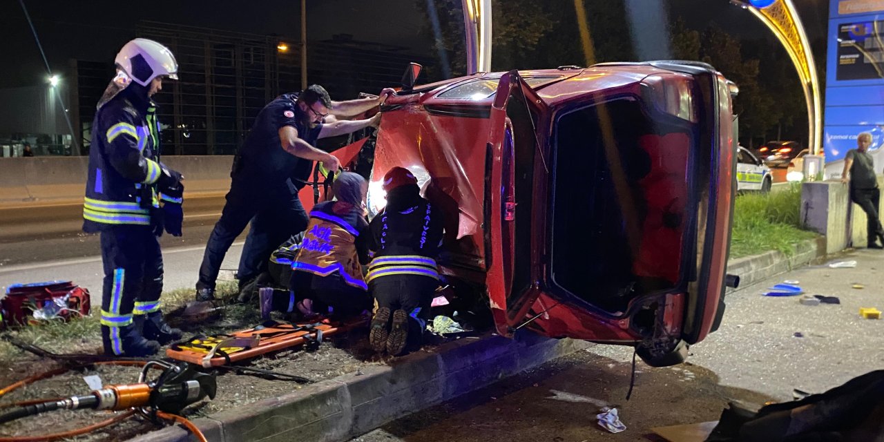 Akaryakıt istasyonuna dalan otomobil takla attı: 1'i ağır 2 yaralı
