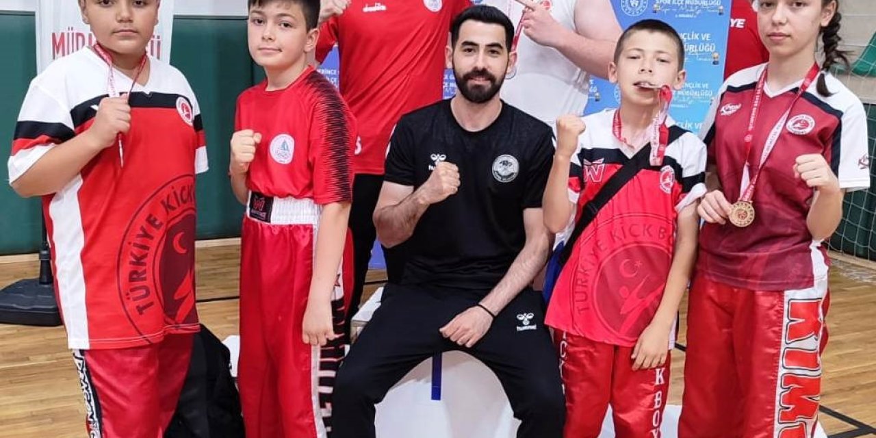 Körfez GB sporcuları madalya kürsüsünde