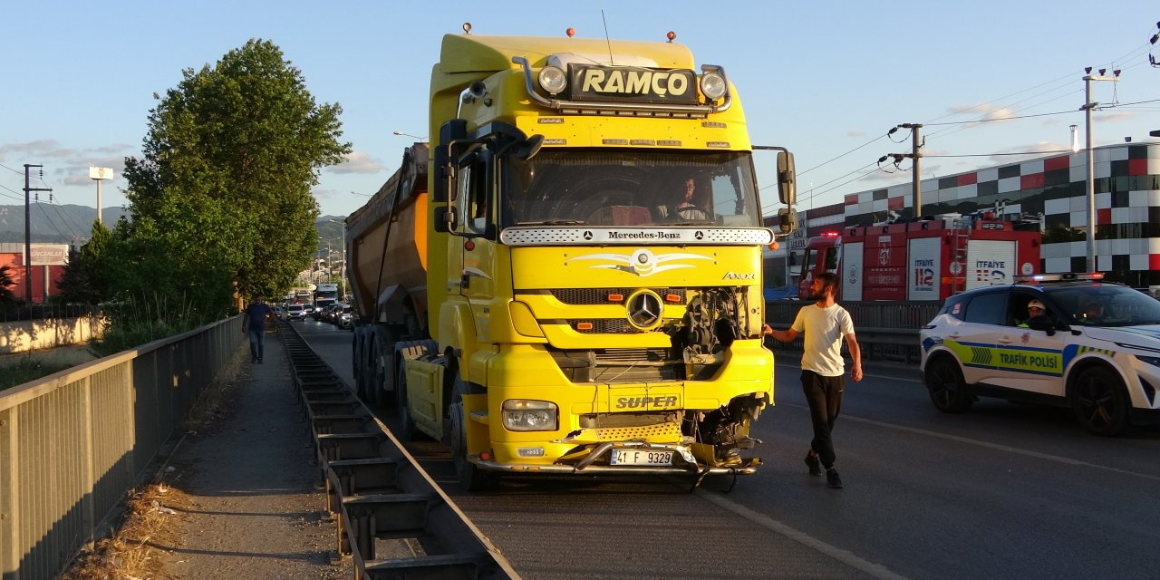Yeni alınan araca kamyon çarptı: 1 yaralı