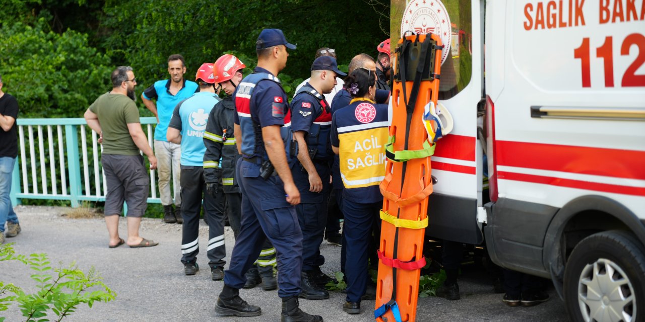 Çocuğunu kurtarmak isteyen anne hayatını kaybetti