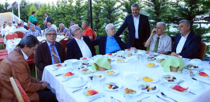 Eski başkanlarla iftarda buluşturdu