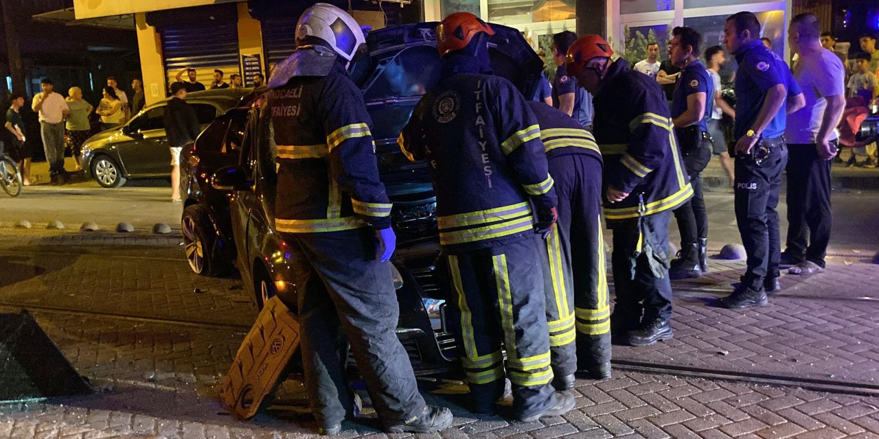 Alkollü sürücü tramvay yoluna daldı: 2 yaralı